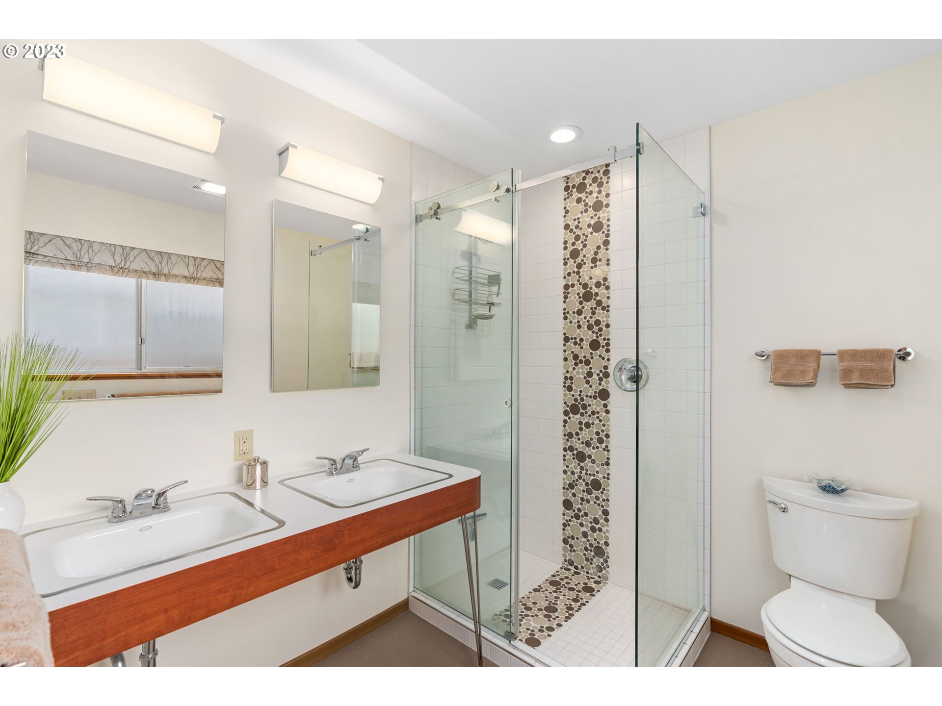 3301 Southwest Ridge Drive Portland, OR 97219 - Photo 29 of 39 Attached Bathroom