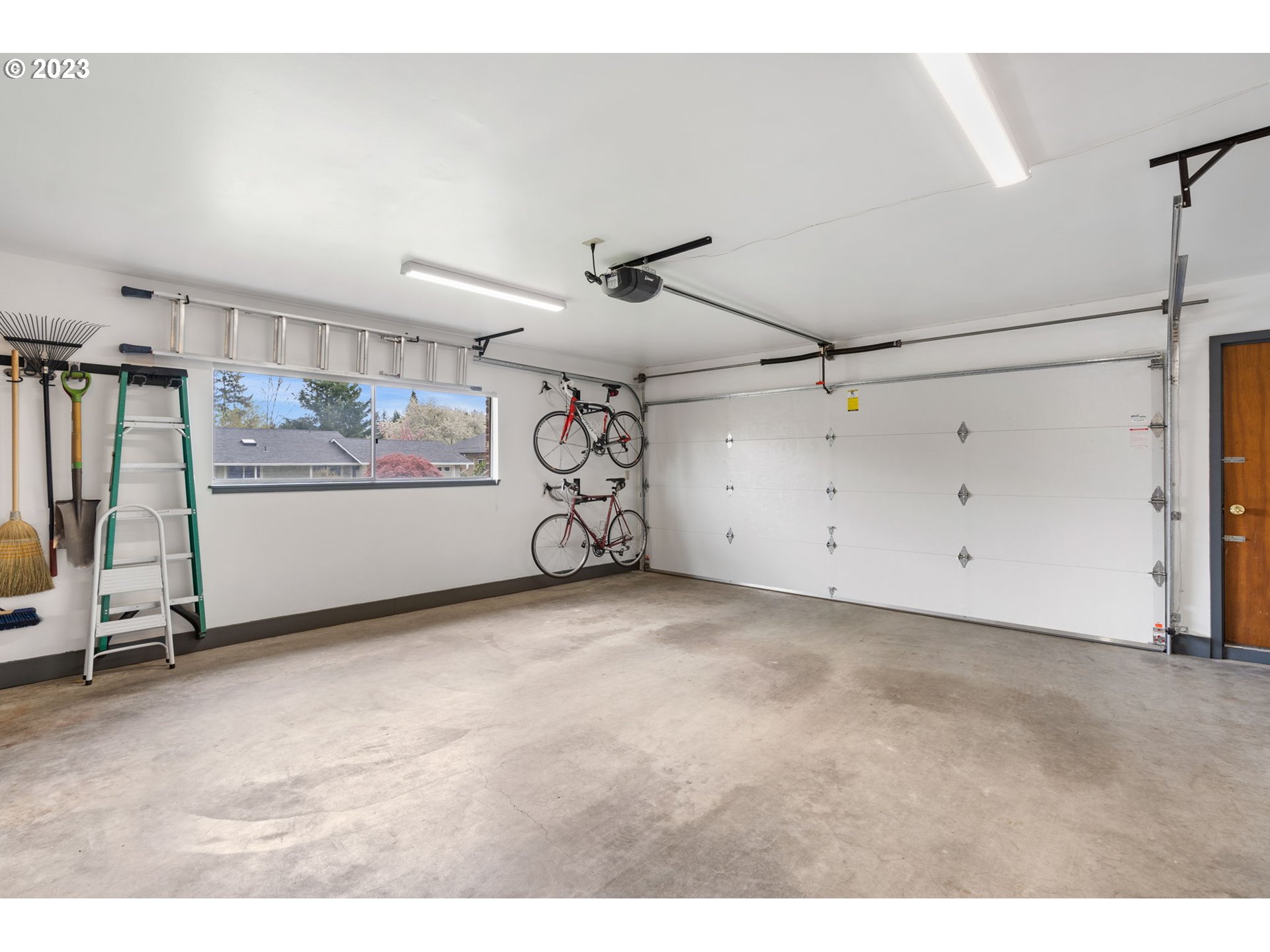 3301 Southwest Ridge Drive Portland, OR 97219 - Photo 39 of 39 Garage