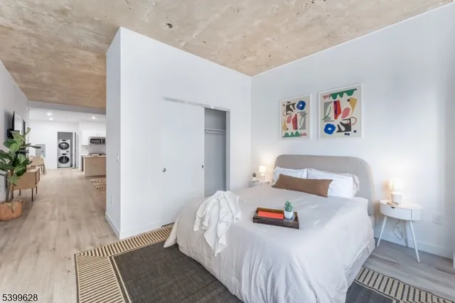 $2,000 | 10 Commerce Court, Unit 2I, Newark, NJ 07102