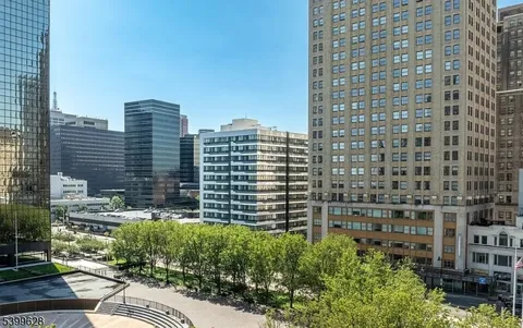 $2,000 | 10 Commerce Court, Unit 2I, Newark, NJ 07102