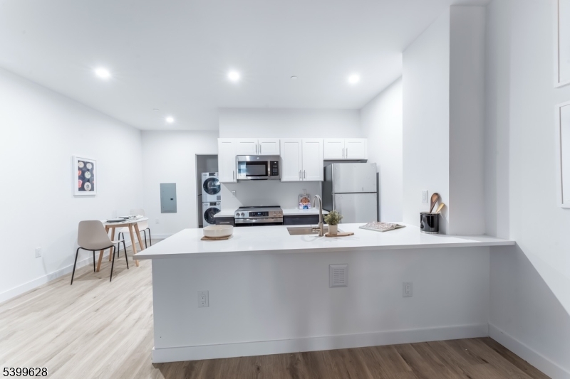 10 Commerce Court, Unit 2I Newark, NJ 07102 - Photo 4 of 18