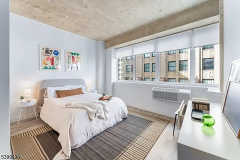 $2,000 | 10 Commerce Court, Unit 2I, Newark, NJ 07102