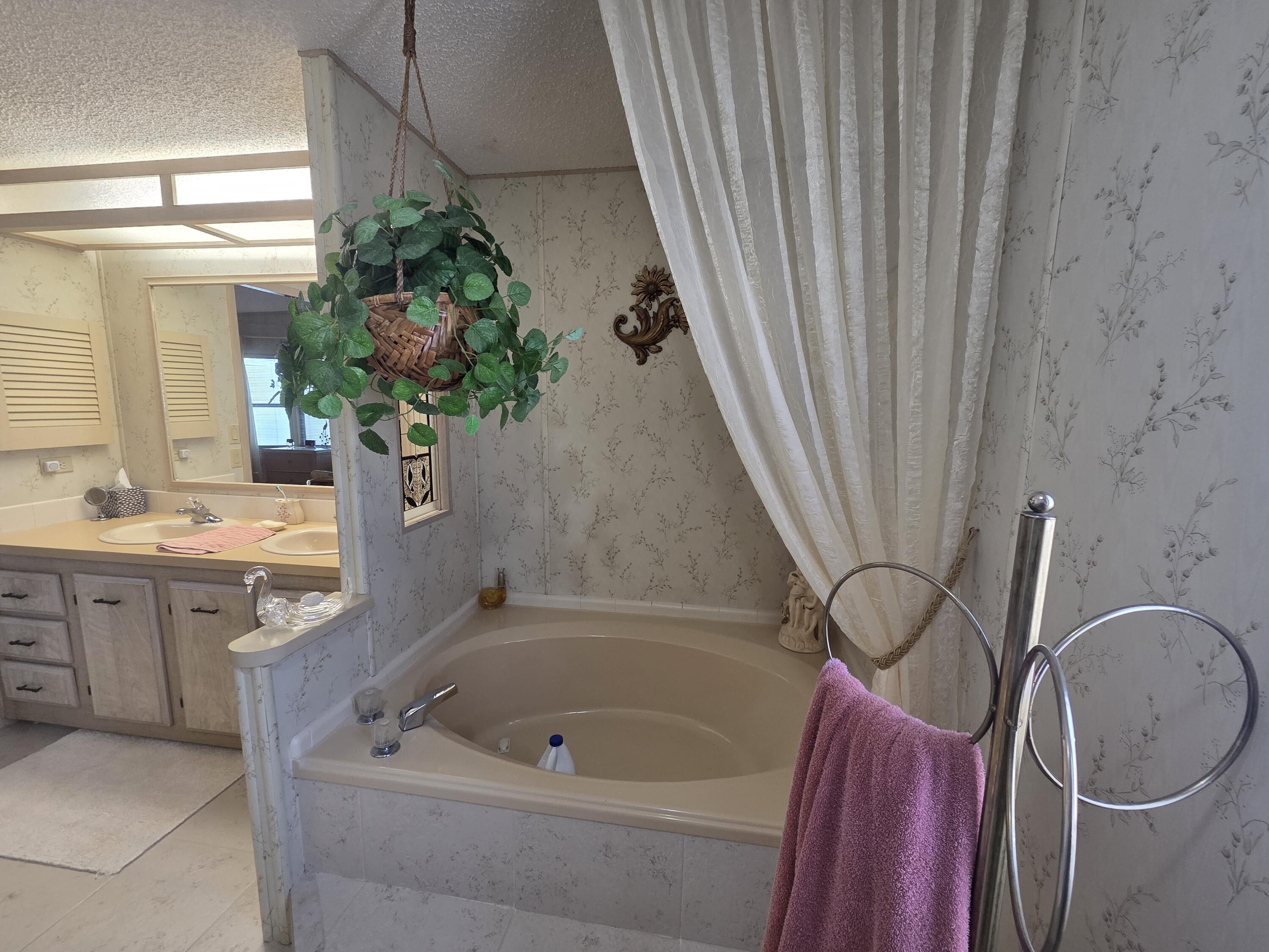7375 Southeast Independence Avenue Hobe Sound, FL 33455 - Photo 22 of 25 a bath tub sitting next to a bathroom sink