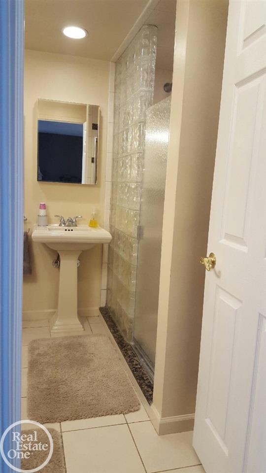 2290 Chicago Warren, MI 48092 - Photo 21 of 39 Mstr Bath w/full Shower