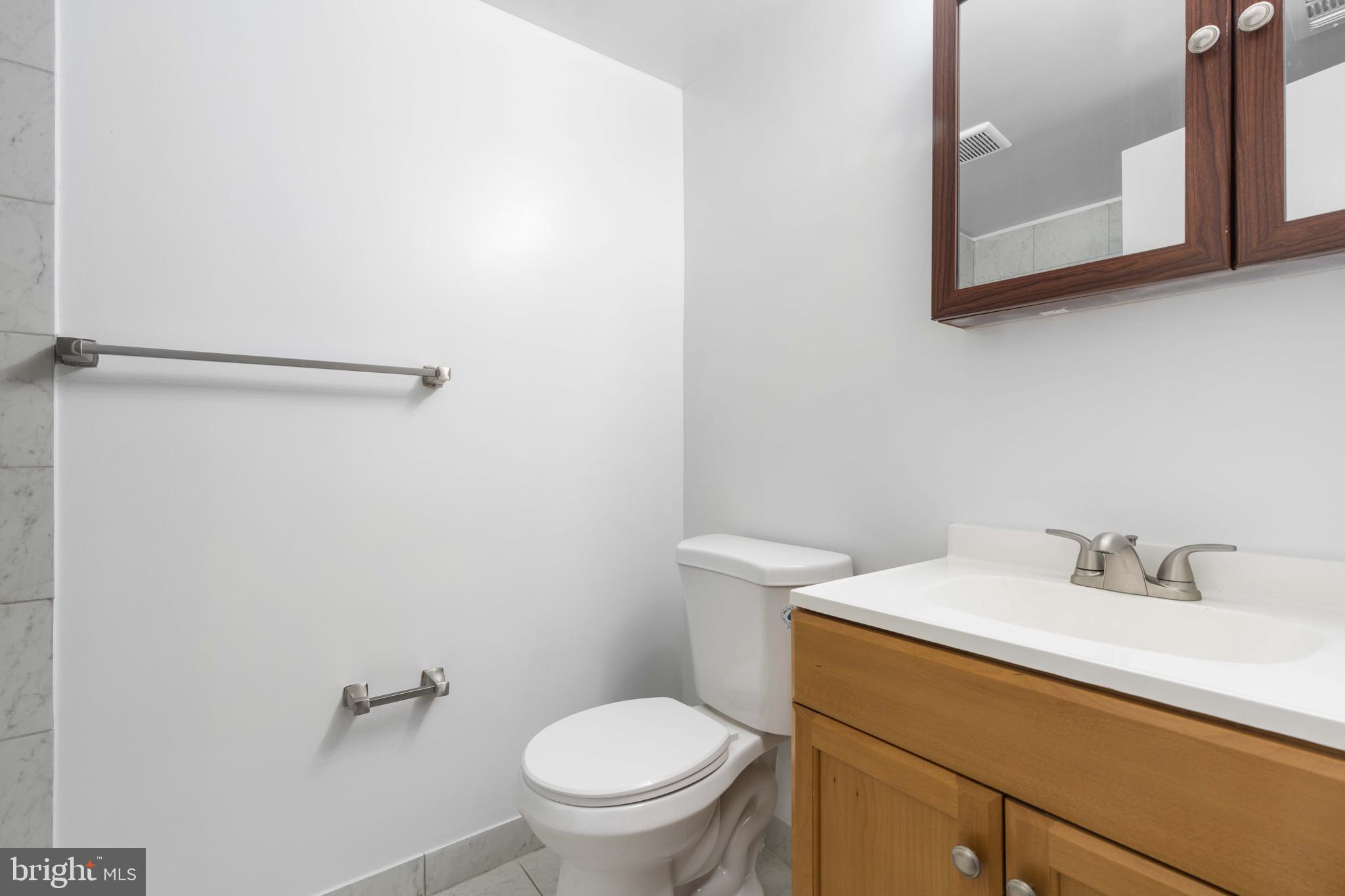 11606 Stoneview Square, Unit 12C Reston, VA 20191 - Photo 19 of 32 Hallway Full Bathroom