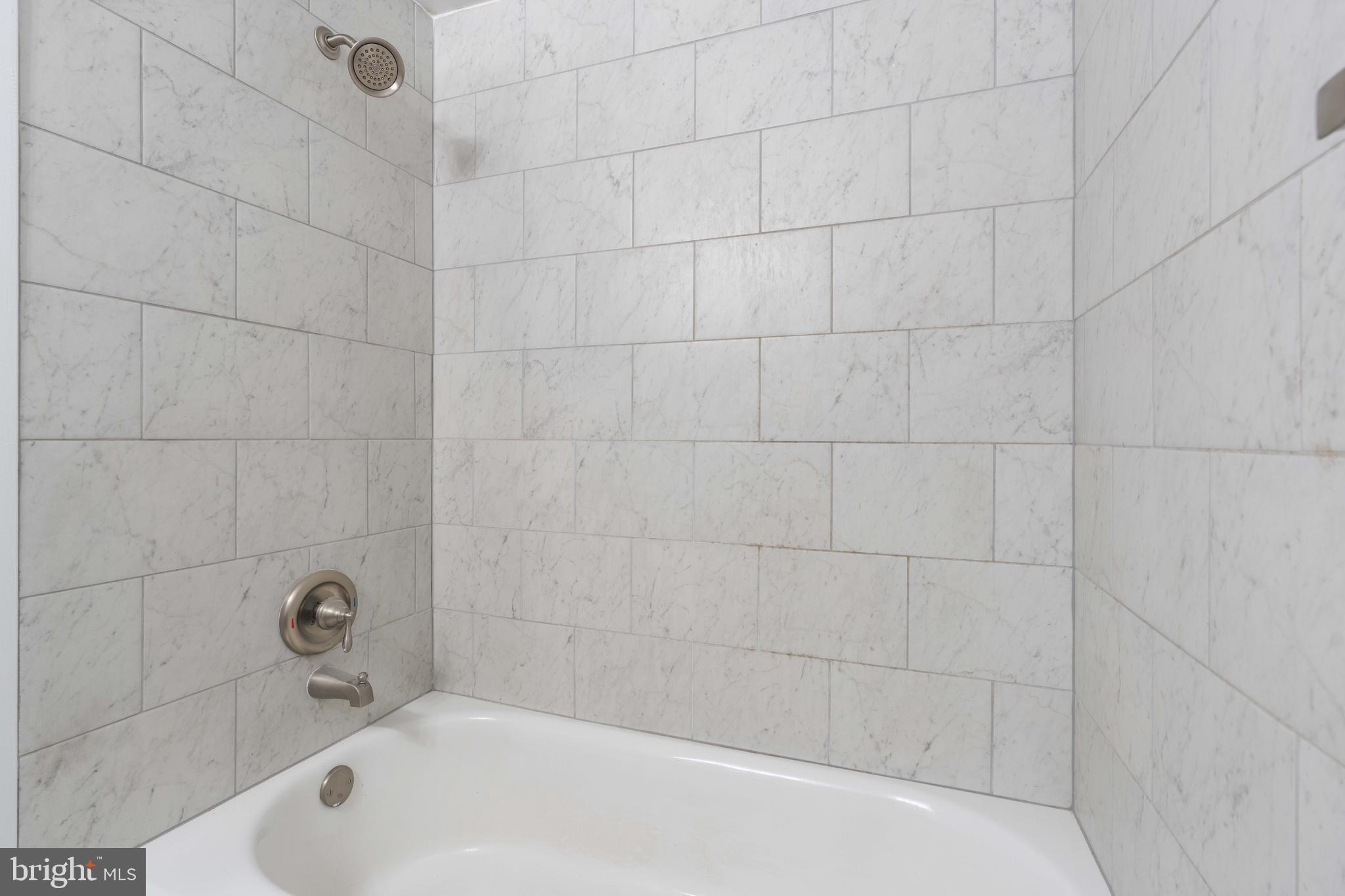 11606 Stoneview Square, Unit 12C Reston, VA 20191 - Photo 20 of 32 Hallway Full Bathroom