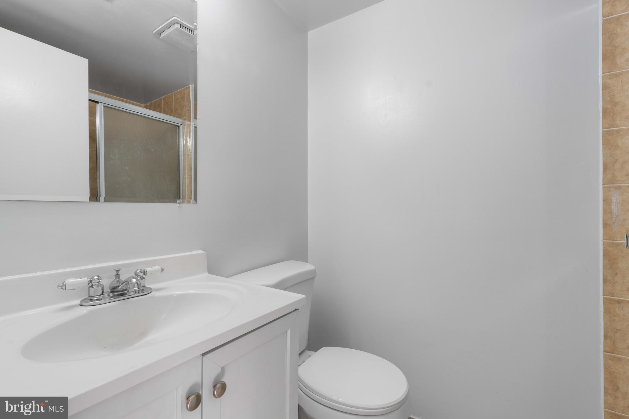 11606 Stoneview Square, Unit 12C Reston, VA 20191 - Photo 24 of 32 Master Bathroom