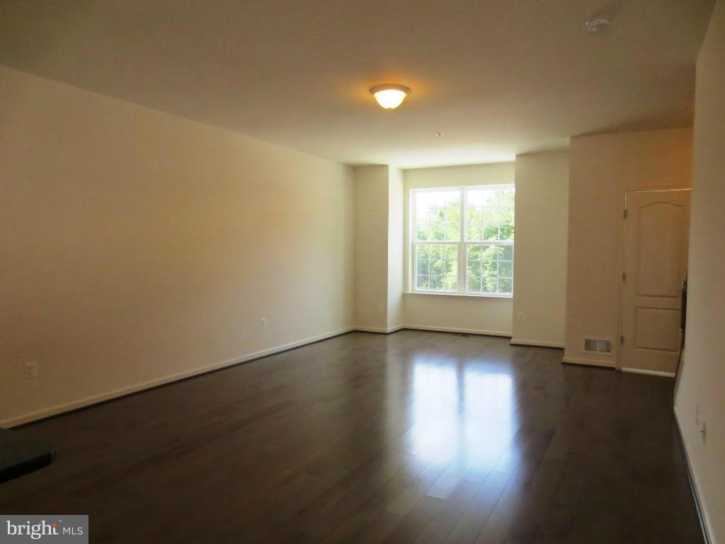 943 Ramble Run Road Baltimore, MD 21220 - Photo 7 of 26 Living Room