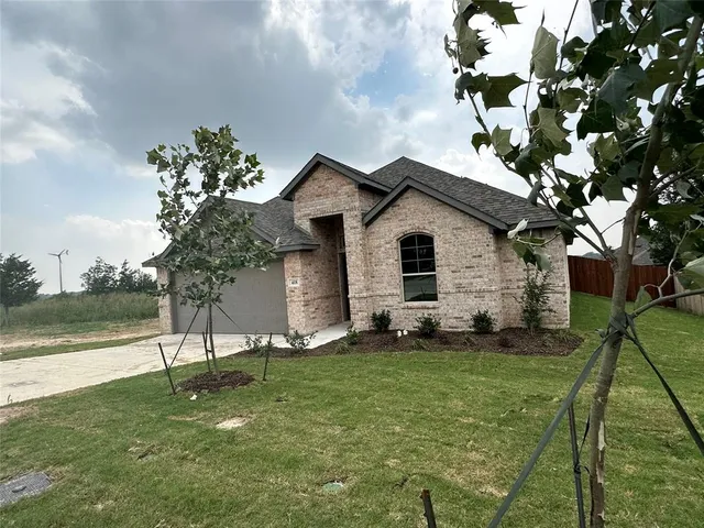 a view of a house with backyard