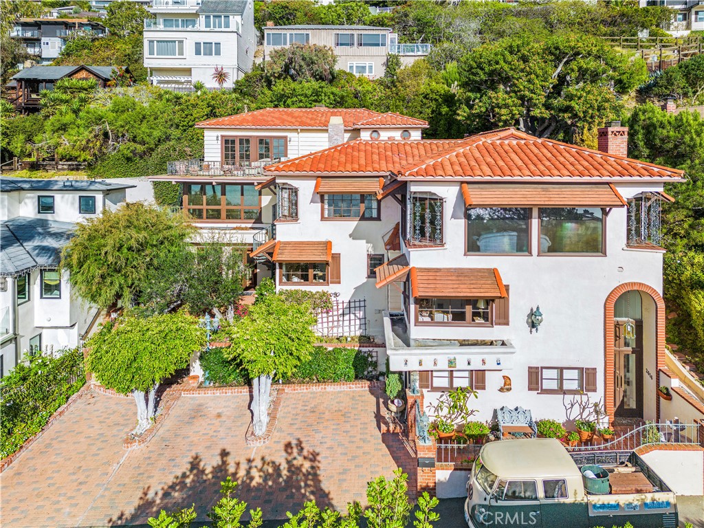 2616 Queda Way Laguna Beach, CA 92651 - Photo 19 of 29 a front view of a residential apartment building with a yard