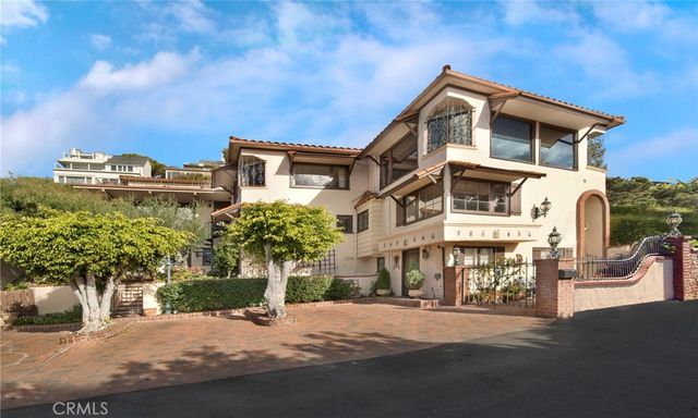 a view of a dinning room with furniture