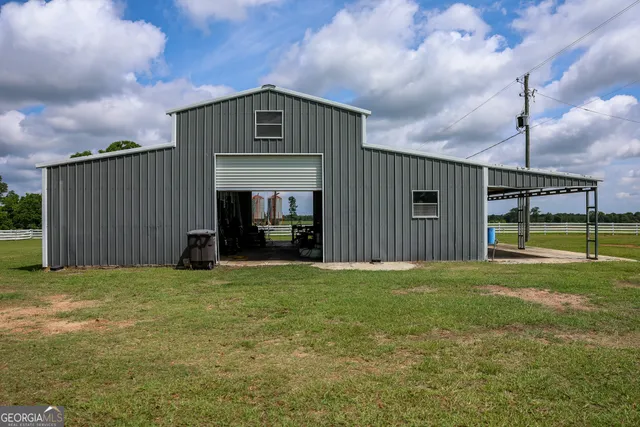 a view of a house with backyard and entertaining space