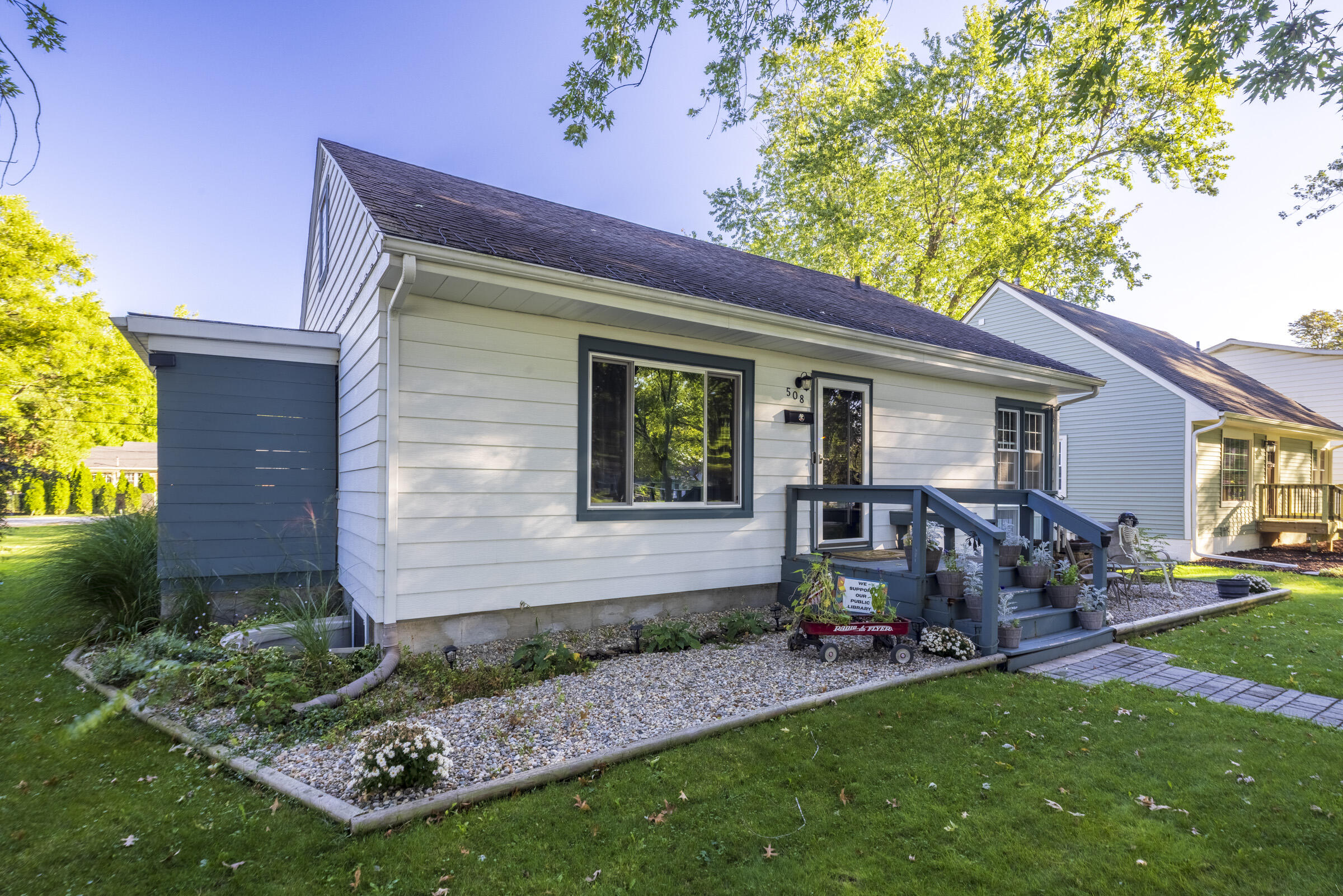 508 West Morgan Avenue Chesterton, IN 46304 - Photo 2 of 38 a view front of house with a yard