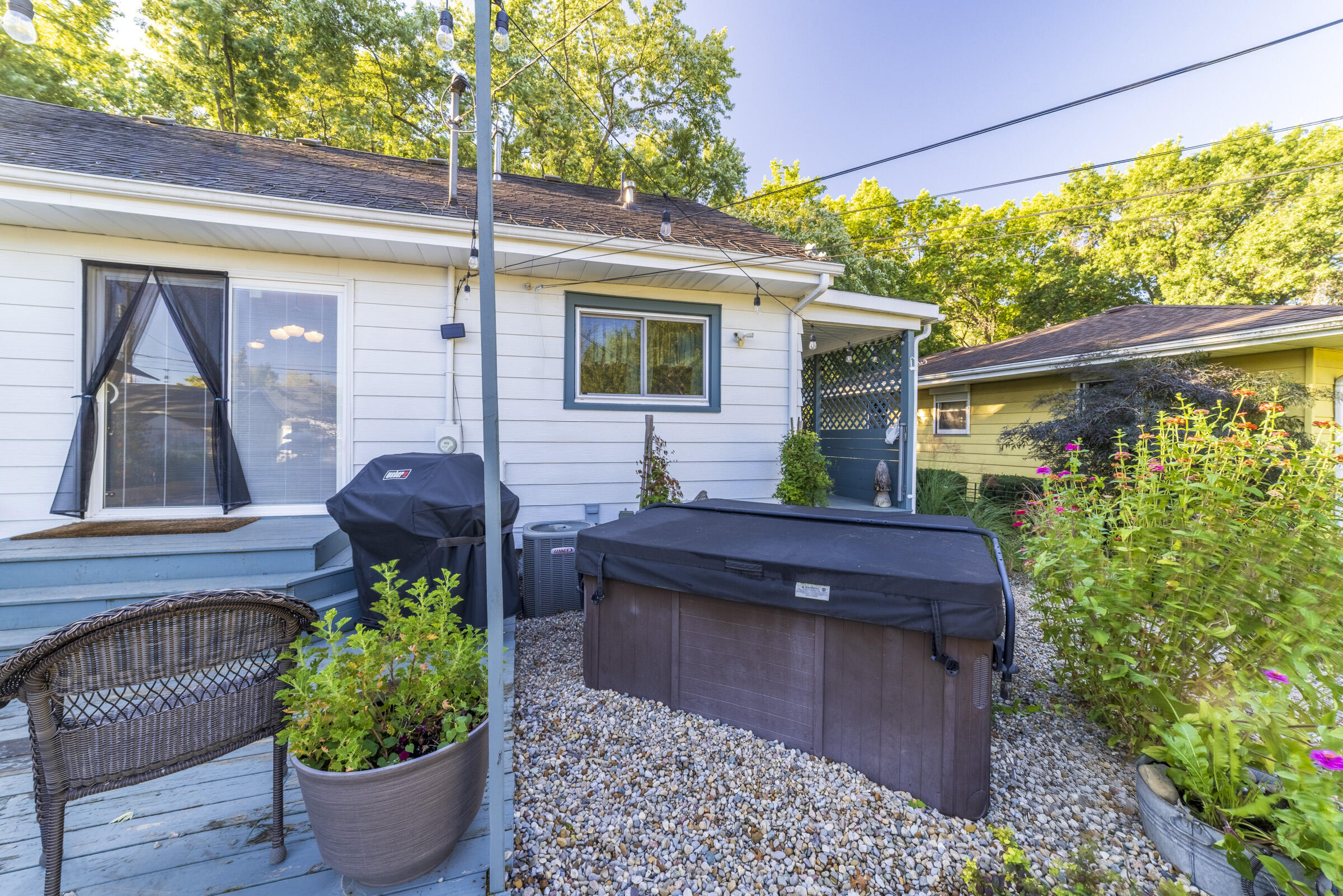 508 West Morgan Avenue Chesterton, IN 46304 - Photo 36 of 38 a front view of a house with garden