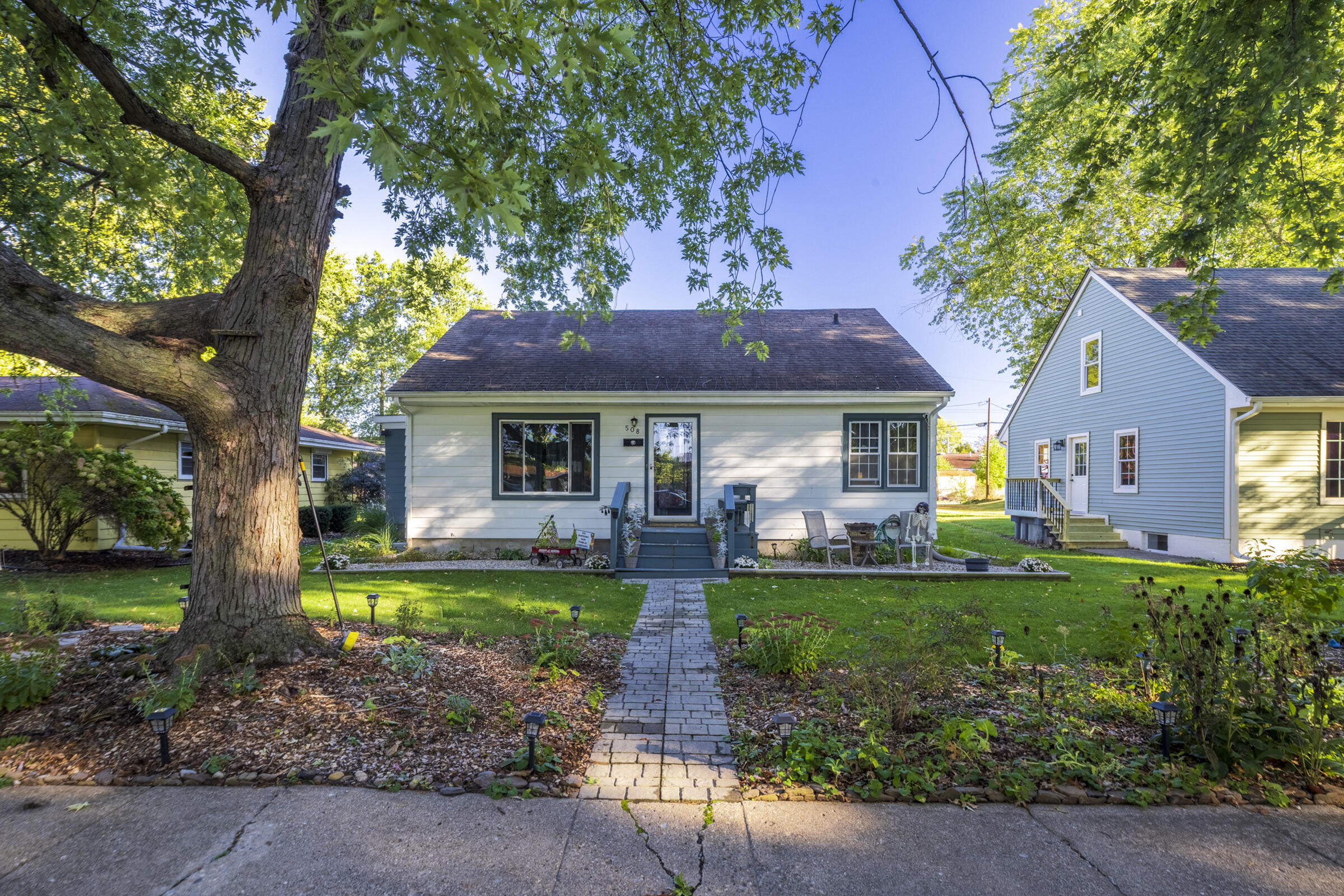 508 West Morgan Avenue Chesterton, IN 46304 - Photo 4 of 38 a front view of a house with garden