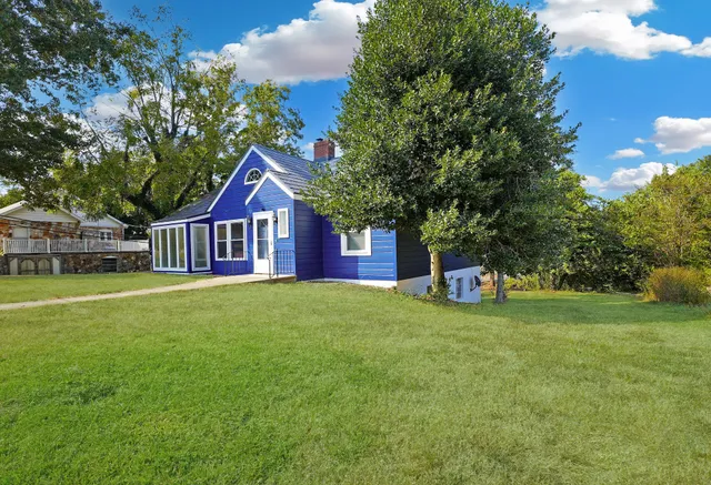 a view of a house with a yard