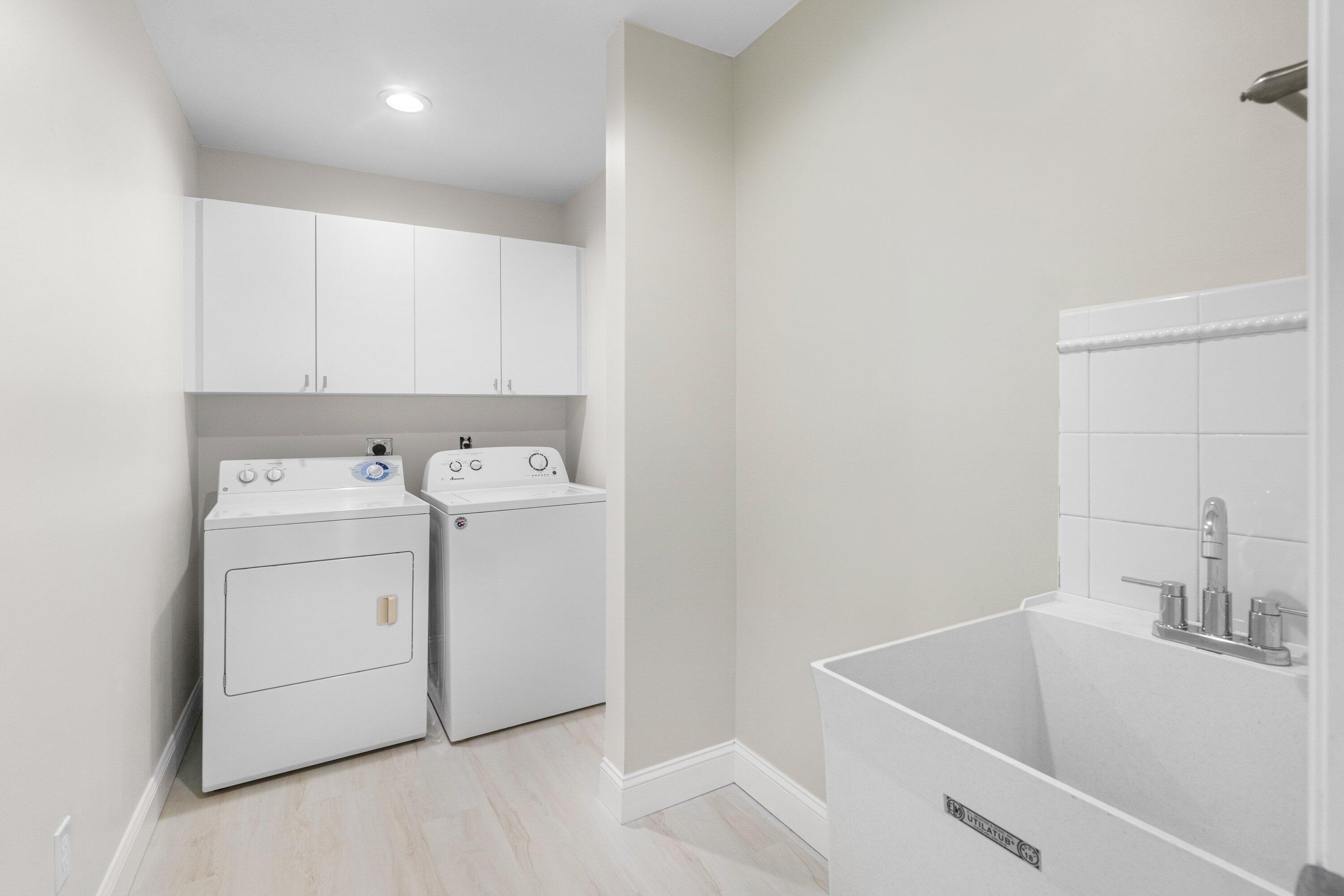 6807 Shelley Terrace Port St. Lucie, FL 34952 - Photo 31 of 34 a utility room with dryer and washer