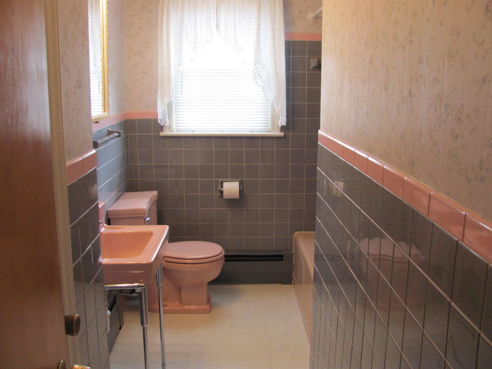 835 Dexter Road Roanoke, VA 24019 - Photo 14 of 47 14 Hall Bath.JPG