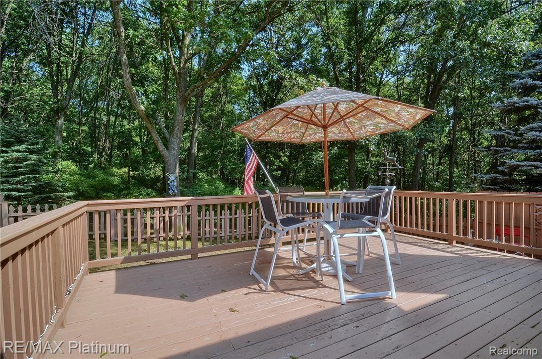 16420 Ridgeview Court Holly, MI 48442 - Photo 27 of 30 Deck.jpg