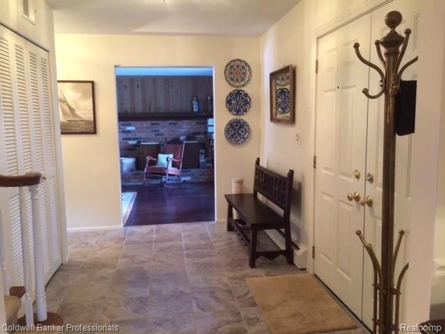 989 Canterbury Road Grosse Pointe, MI 48236 - Photo 9 of 40 6.JPG