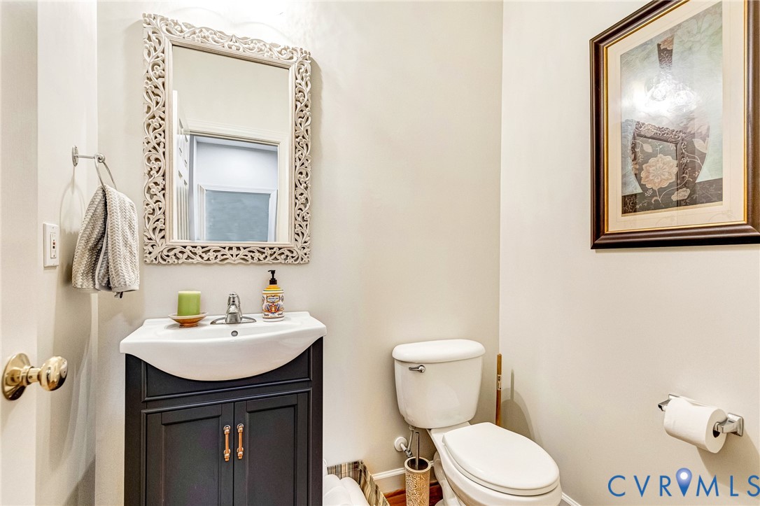 14436 Overlook Ridge Lane Beaverdam, VA 23015 - Photo 54 of 82 a bathroom with a toilet a sink and mirror
