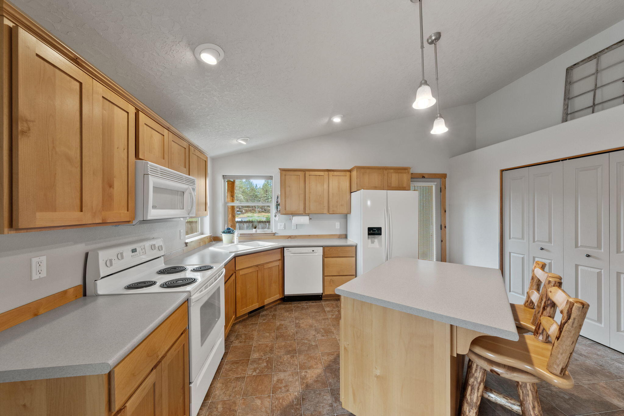 20521 Dylan Loop Bend, OR 97702 - Photo 18 of 31 21-web-or-mls-DSC09412
