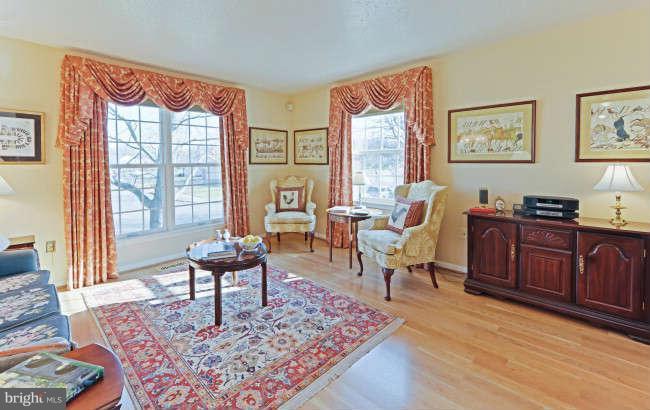 7014 Whetstone Road Alexandria, VA 22306 - Photo 13 of 30 Living Room