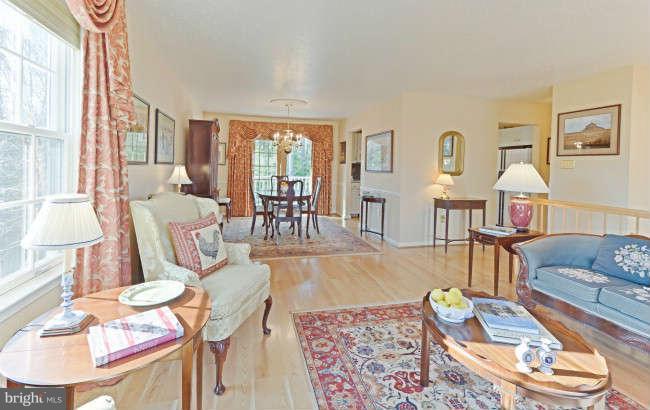 7014 Whetstone Road Alexandria, VA 22306 - Photo 8 of 30 Living Room