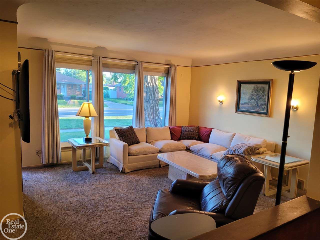 18515 Stephens Road Eastpointe, MI 48021 - Photo 5 of 15 50077562-4.JPG