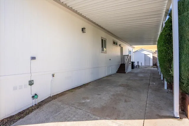 a view of a backyard