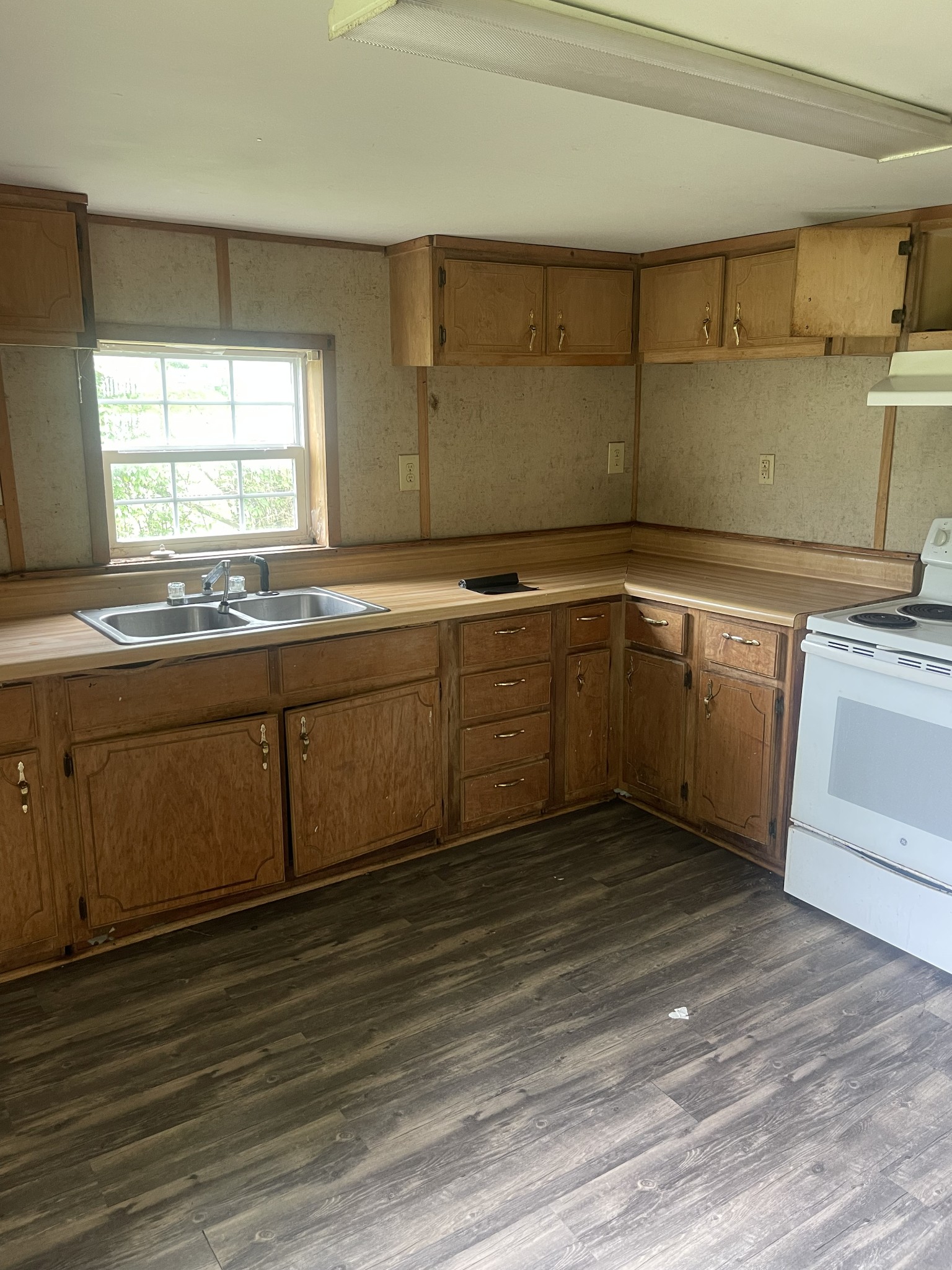 263 Reeves Street Lexington, TN 38351 - Photo 17 of 19 a kitchen with a sink and cabinets