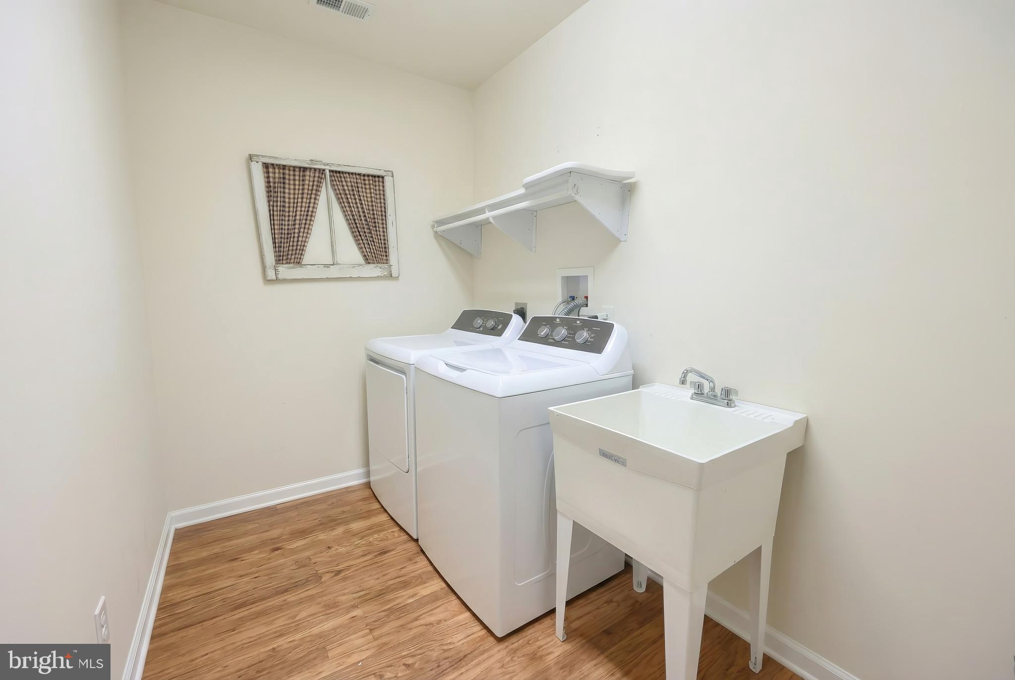 39 Spring Hill Lane Mountville, PA 17554 - Photo 16 of 28 a bathroom with a sink mirror and vanity