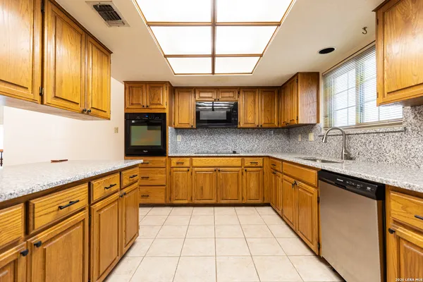 $2,100 | 19746 Encino Way, San Antonio, TX 78259