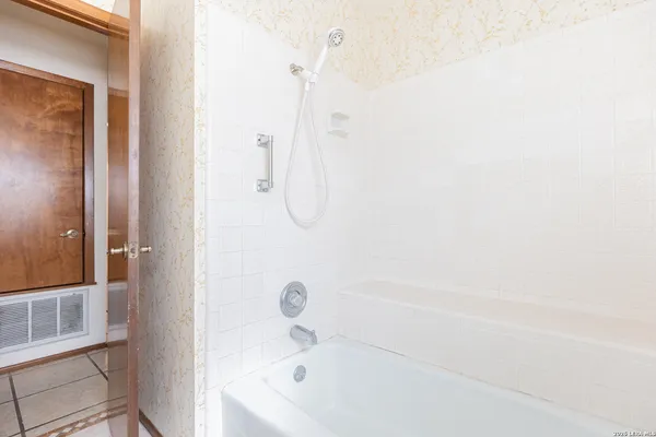 $2,100 | 19746 Encino Way, San Antonio, TX 78259