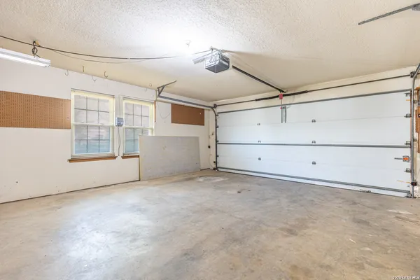 $2,100 | 19746 Encino Way, San Antonio, TX 78259