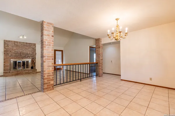 $2,100 | 19746 Encino Way, San Antonio, TX 78259