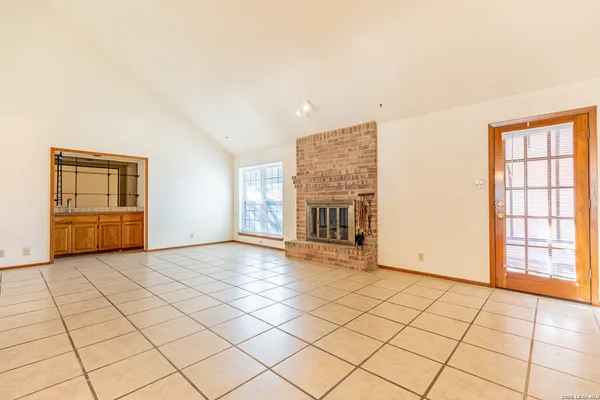 $2,100 | 19746 Encino Way, San Antonio, TX 78259