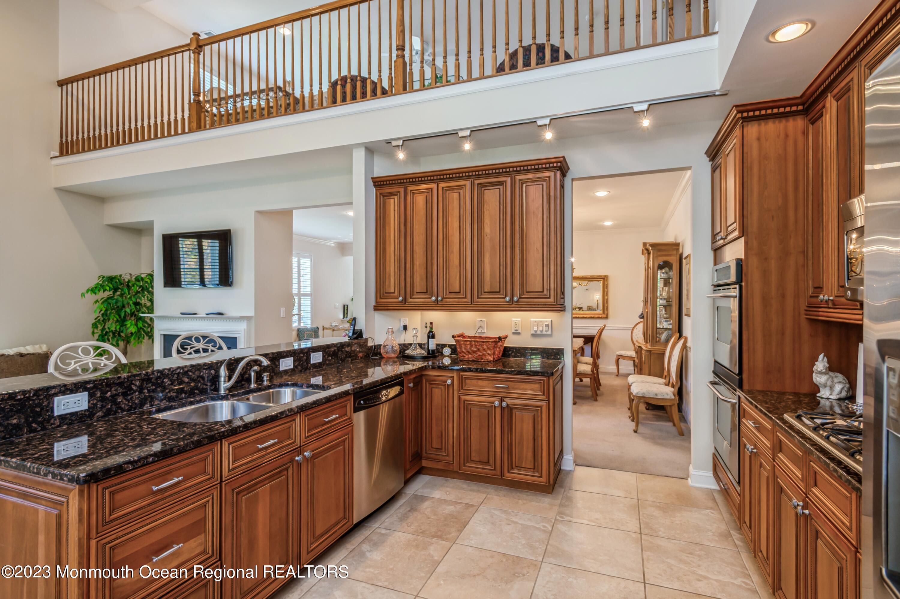 33 Lusitano Road Manalapan, NJ 07726 - Photo 6 of 28 06_33LusitanoRd_177001_Kitchen_HiRes