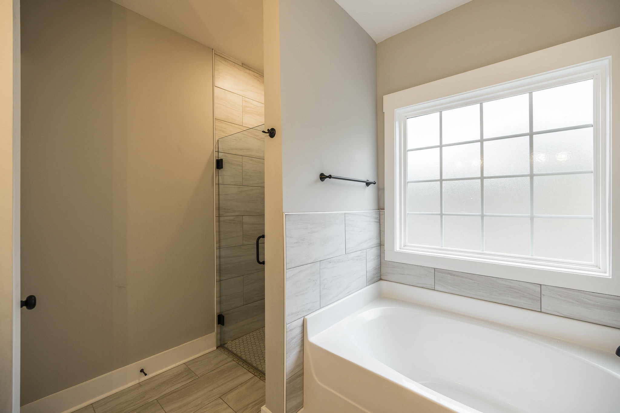 1845 Dinsmore Road Clarksville, TN 37040 - Photo 20 of 70 a bathroom with a bathtub and a shower