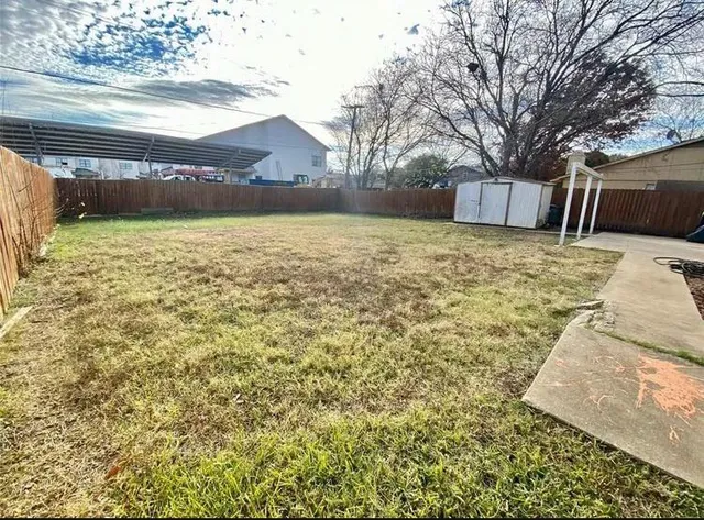 $2,100 | 2204 Foxcroft Lane, Arlington, TX 76014