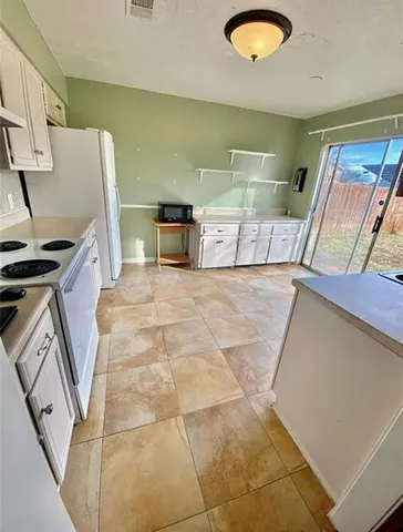 $2,100 | 2204 Foxcroft Lane, Arlington, TX 76014