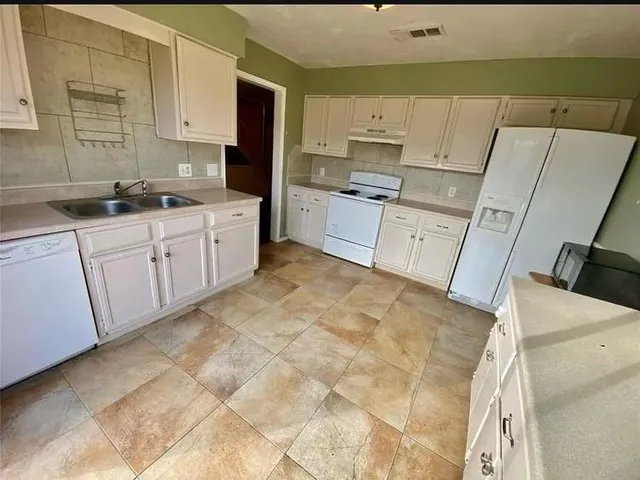 $2,100 | 2204 Foxcroft Lane, Arlington, TX 76014