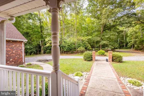 a view of a house with backyard and trees