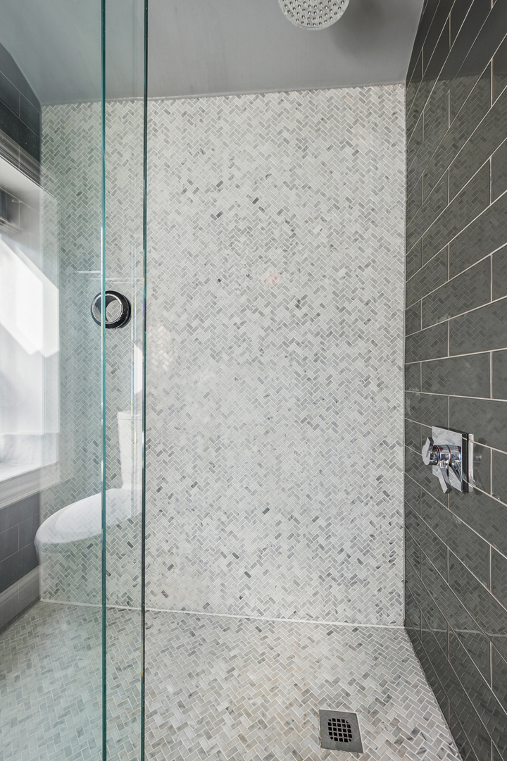 1811 Laurel Avenue Evanston, IL 60201 - Photo 19 of 34 a bathroom with a shower