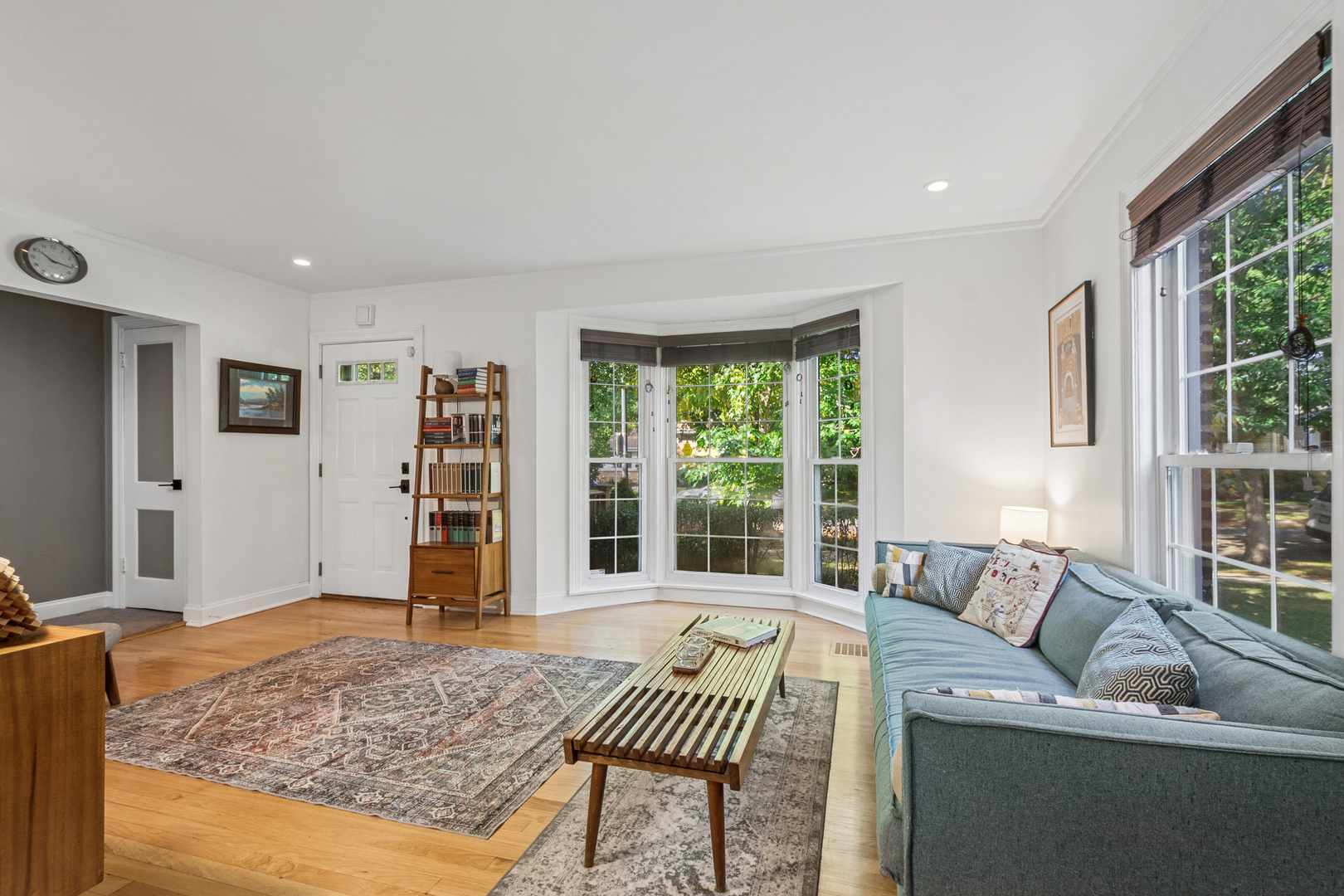 1811 Laurel Avenue Evanston, IL 60201 - Photo 4 of 34 a living room with furniture and large window