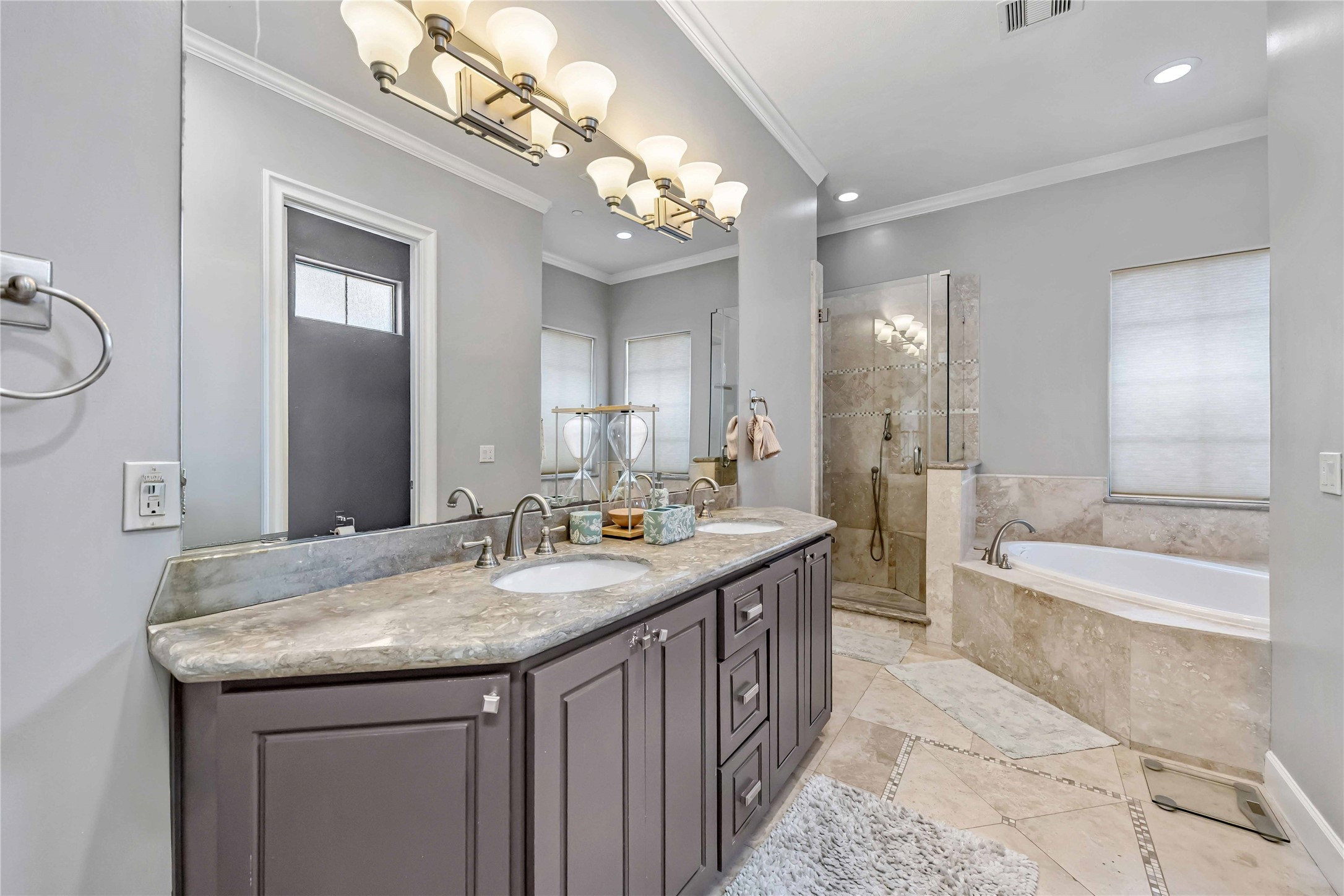 328 Bomar Street Houston, TX 77006 - Photo 17 of 25 Primary bathroom