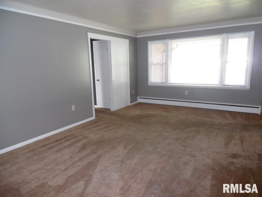 105 Lawrence Street Clinton, IA 52732 - Photo 3 of 13 Gallery Image 3