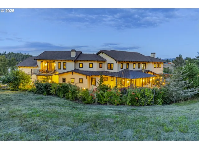 a view of an beautiful outdoor space