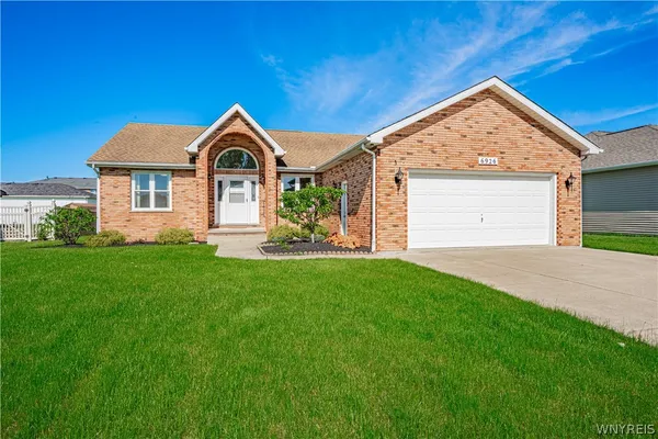 $389,900 | 6926 Rebecca Drive, Wheatfield, NY 14304