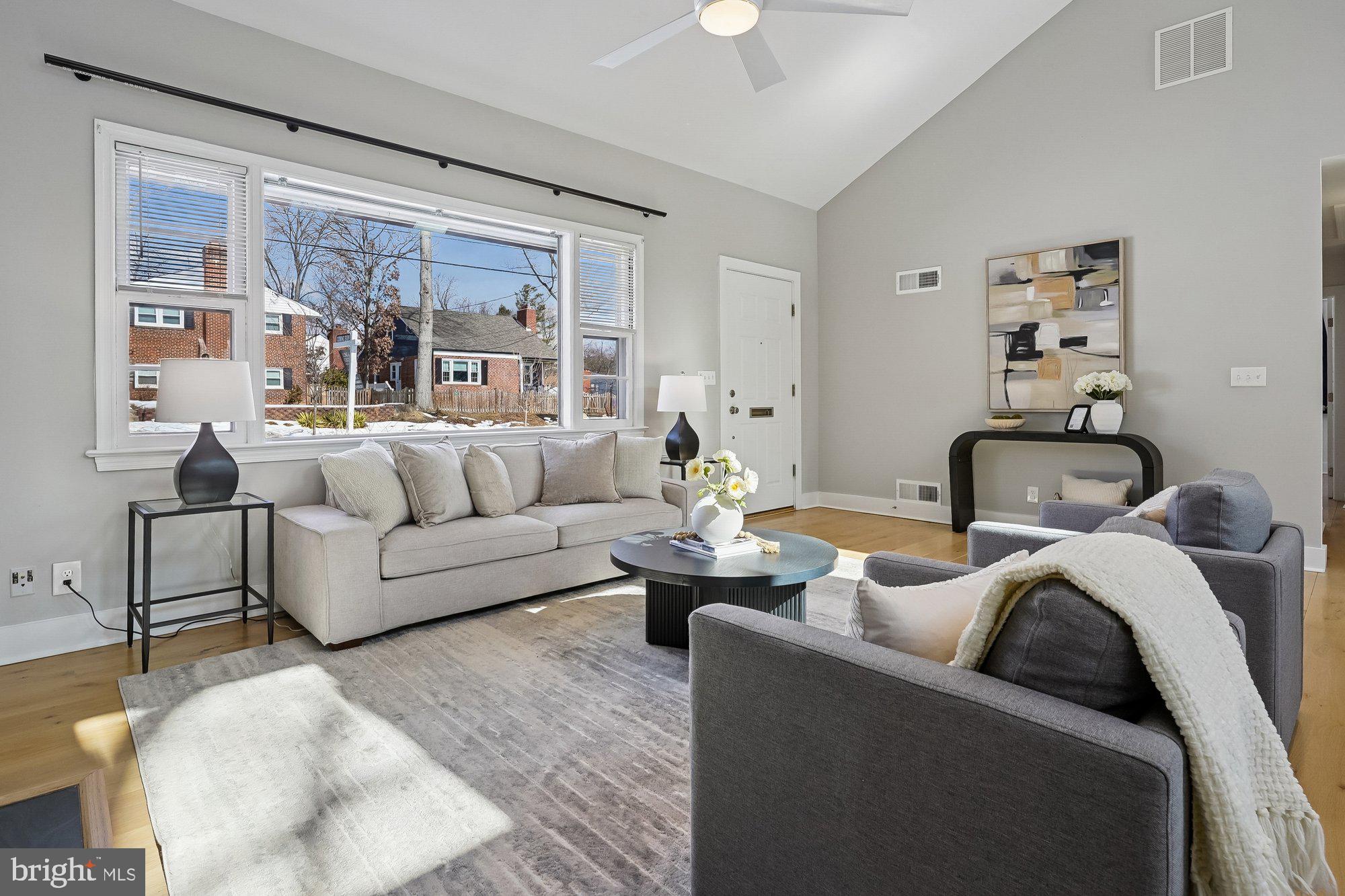 2512 Kimberly Street Silver Spring, MD 20902 - Photo 4 of 51 Living Room